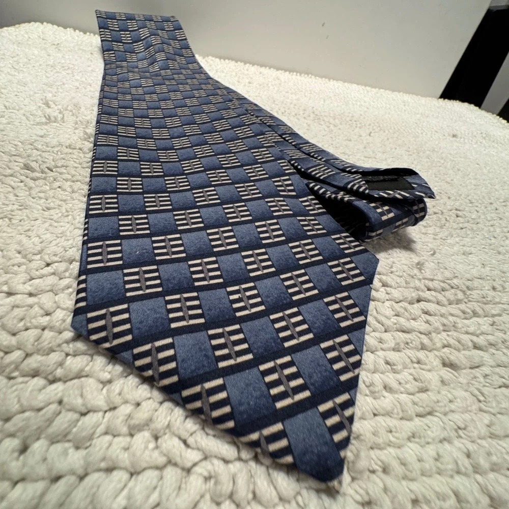 Geoffrey Beene Tie Blue Geometric 100% Silk Professional Business Old Money